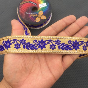 Jacquard indio dorado con ribete de encaje de cinta de flor azul para manualidades, adornos de costura, adornos de tela, borde de sari plano, adornos boho (se venden cortados a medida)