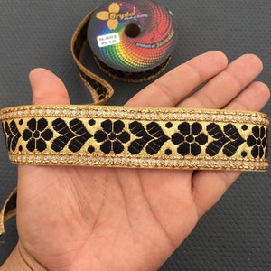 Bulk-Stock Golden Indian Jacquard mit schwarzen Blume Band Spitze Trim für Handwerk, Nähen Trim, Stoff Trim, Flugzeug Sari Grenze, Boho Trims