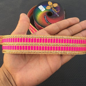 Bulk Stock Indian Dark Pink und Gold Jacquard mit Band Spitze Trim für Handwerk, Nähen Trim, Stoff Trim, Flugzeug Sari Grenze, Boho Trims