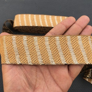 Masse Lager Golden mit weißen Linien indischen Jacquard Band Spitze Trim für Handwerk, Nähen Trim, Stoff Trim, Flugzeug Sari Grenze, Boho Trims