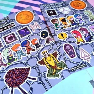 Könnte beinhalten: Ein Stickerbogen mit Charakteren und Symbolen aus dem Videospiel "Fear and Hunger 2". Der Bogen enthält eine Vielzahl von Charakteren, darunter einen Ritter, einen Zauberer und ein Monster. Der Bogen enthält auch Symbole wie ein Herz, eine Krone und einen Schädel. Der Bogen ist auf einem weißen Hintergrund mit einer grauen Steinstruktur gedruckt.
