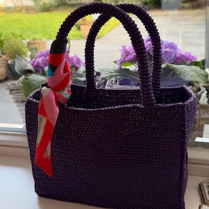 Puede incluir: Un letrero de madera rústico con el texto "Welcome to our home" en un estilo manuscrito. El letrero presenta un acabado envejecido y un diseño simple y acogedor, ideal para un porche o entrada.