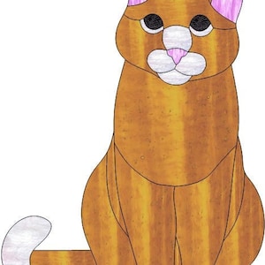 Puede incluir: Un patrón de vitral de un gato tabby naranja sentado con orejas rosas y patas blancas. El gato tiene una mancha blanca en el pecho y la punta de la cola es blanca.