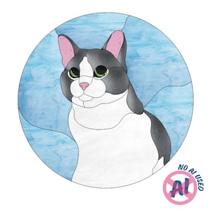 Könnte beinhalten: Ein kreisförmiges Buntglasbild, das eine grau-weiße Katze mit grünen Augen und rosa Ohren vor einem hellblauen Hintergrund zeigt. Das Stück enthält ein kreisförmiges Emblem in der unteren rechten Ecke mit dem Text NO AI USED.