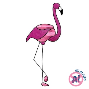 Könnte beinhalten: Eine Flamingo-Figur aus Buntglas, gefertigt aus verschiedenen Schattierungen von rosa strukturiertem Glas mit dunklen Lötlinien. Der Vogel hat einen langen, geschwungenen Hals, einen schwarz-weißen Schnabel und dünne schwarze Metallbeine.