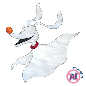 Op de afbeelding: Een glas-in-lood zonnevanger die een spookhond voorstelt met een wit, halfdoorschijnend lichaam, lange wapperende oren, een zwarte bek, een rode halsband en een feloranje neus. Het ontwerp bevat strakke zwarte loodlijnen tussen de glasdelen.