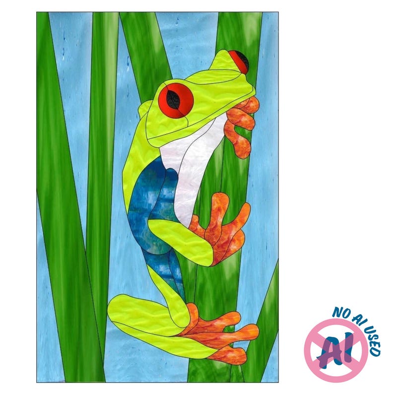 K&ouml;nnte beinhalten: Ein Buntglasfenster mit einem Rotaugenlaubfrosch mit leuchtend gr&uuml;nem K&ouml;rper, blauen und gelben Seitenmarkierungen und orangefarbenen F&uuml;&szlig;en. Der Frosch ist vertikal vor hohen, schlanken gr&uuml;nen Schilfhalmen und einem hellblauen Hintergrund dargestellt.
