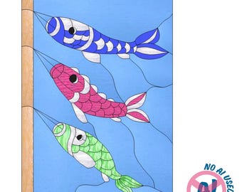 Peut inclure: Un panneau en vitrail représentant trois manches à air en forme de carpes koï bleues, roses et vertes, fixées à un mât en bois vertical. Les poissons présentent des yeux noirs et des motifs d'écailles sur un fond bleu clair aux lignes sombres.