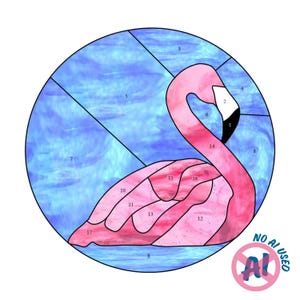 Könnte beinhalten: Ein kreisförmiges Buntglas-Muster mit einem rosa Flamingo vor einem blauen Wasserhintergrund. Das Design ist in nummerierte Abschnitte für die Montage unterteilt, mit einem schwarz-weißen Schnabel. Ein kreisförmiges Logo mit dem Text NO AI USED ist vorhanden.
