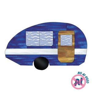 Op de afbeelding: Een glas-in-lood zonnevanger in de vorm van een druppelvormige caravan. De behuizing is diepblauw met een horizontale witte streep, voorzien van getextureerde witte glazen ramen en een bruine deur in houttinten. Een zwarte cirkel stelt het wiel voor.
