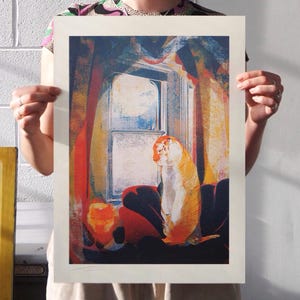 Puede incluir: Una impresión abstracta colorida de un tigre sentado en una habitación con una ventana. El tigre es naranja y blanco, y la habitación está pintada en tonos de azul, rojo y amarillo.