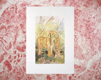 Può includere: Una stampa vintage di una tigre e un leopardo in un ambiente di giungla. La tigre è arancione e nera con strisce bianche, e il leopardo è marrone con macchie nere. Gli animali sono disegnati in uno stile stilizzato, quasi da cartone animato.