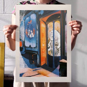 Puede incluir: Una lámina de arte rectangular que presenta una ilustración surrealista de un oso polar blanco de pie en una puerta. La escena incluye un marco de puerta naranja vibrante, sombras azul profundo y una pared decorada con un panel azul con dos figuras.