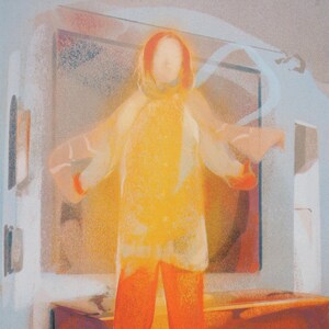 K&ouml;nnte beinhalten: Ein Gem&auml;lde einer Person in einem gelben und orangenen Outfit, die vor einem Spiegel steht. Das Gesicht der Person ist durch das Licht verdeckt.