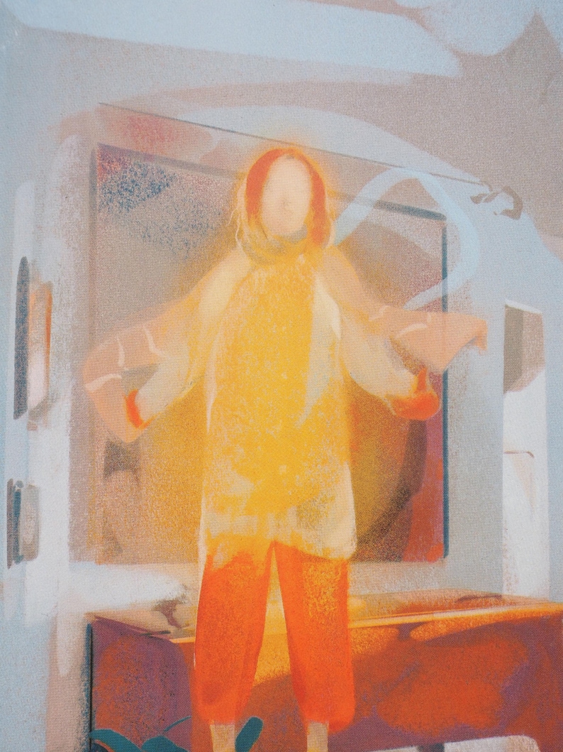 K&ouml;nnte beinhalten: Ein Gem&auml;lde einer Person in einem gelben und orangenen Outfit, die vor einem Spiegel steht. Das Gesicht der Person ist durch das Licht verdeckt.