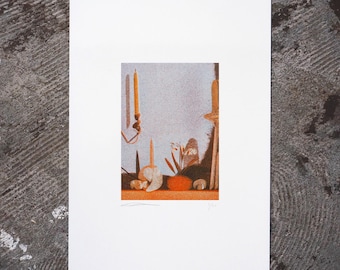 Zonnebloem-sneeuwklokjes op de schoorsteenmantel, A6 risografieprint (ingelijst op A4), stilleven