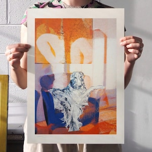Könnte beinhalten: Ein rechteckiger Kunstdruck, der einen langhaarigen Hund mit weißem und grauem Fell zeigt, der auf einem leuchtend blauen Sessel sitzt. Der Hintergrund zeigt abstrakte Formen in Orange-, Weiß- und Violetttönen, die einen geschichteten Effekt erzeugen.