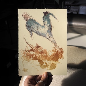 Puede incluir: Un dibujo a tinta azul y marrón de un centauro sobre papel crema.