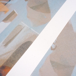 K&ouml;nnte beinhalten: Abstraktes Gem&auml;lde mit einem wei&szlig;en diagonalen Streifen &uuml;ber der Leinwand. Der Hintergrund ist eine Mischung aus hellblau, beige und braunen Farben.