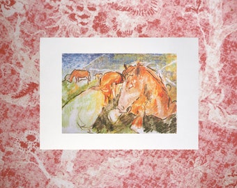 Peut inclure: Une peinture d'une femme aux cheveux roux agenouillée et touchant sa tête à celle d'un cheval brun. Le cheval est couché et il y a d'autres chevaux en arrière-plan.