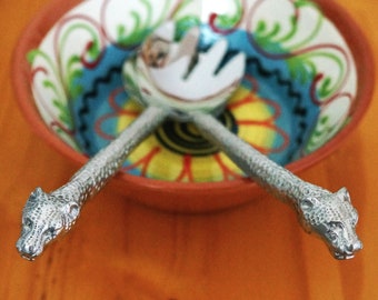 Juego de cubiertos para ensalada hechos a mano en peltre: cucharas para servir, pinzas para ensalada con diseño de leopardo, extremos de tenedor y cuchara de acero inoxidable con mangos de peltre texturizado.