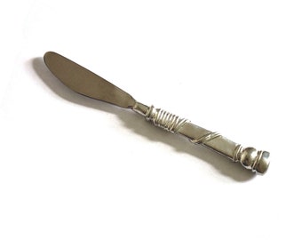 Cuchillo de mantequilla de peltre hecho a mano: untador de queso con diseño retorcido