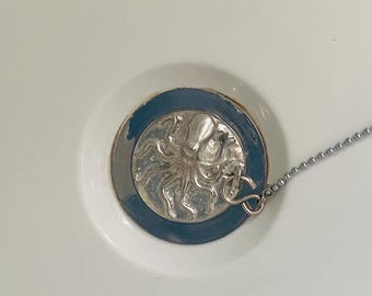 Tapones decorativos para baño y lavabo hechos a mano en peltre con forma de pulpo.