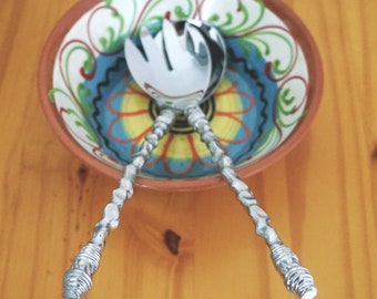Juego de cubiertos para ensalada, cucharas para servir y pinzas para ensalada de peltre hechas a mano: diseño retorcido, extremos de tenedor y cuchara de acero inoxidable con mangos de peltre texturizado.