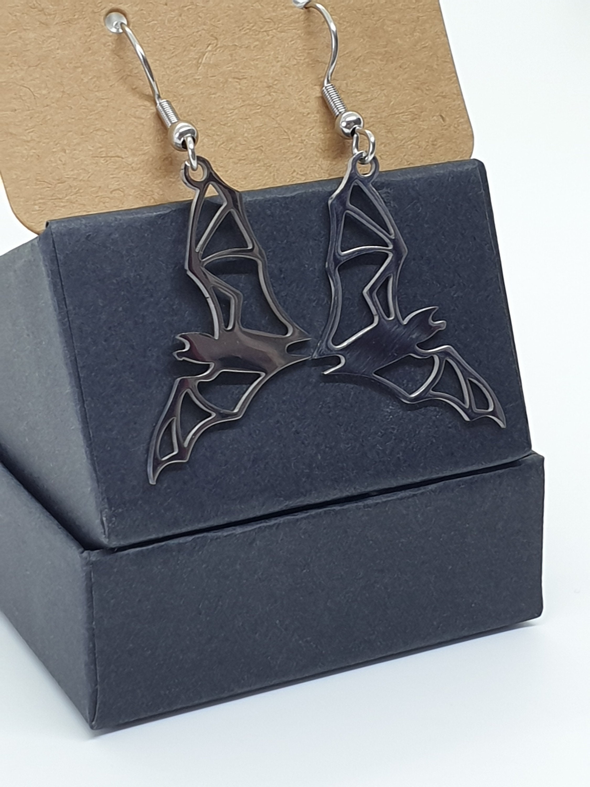 TIZURO Boucles d'oreilles d'Halloween en acrylique en forme de citrouille et balai de sorcière effrayantes - Bijoux fantaisie pour femme - Cadeau