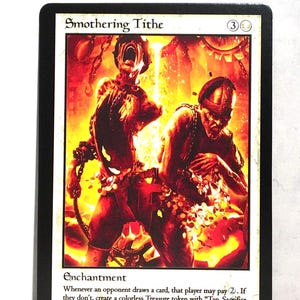 Può includere: Una carta di Magic: The Gathering intitolata "Smothering Tithe". La carta presenta un'illustrazione infuocata di due figure, una che urla, l'altra che raccoglie monete. Il testo della carta descrive il suo effetto di incantesimo. La carta ha un bordo nero.