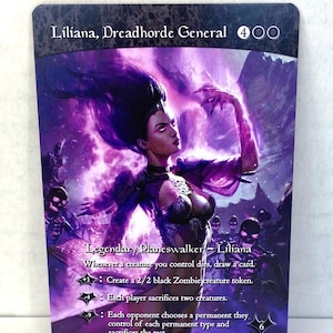 Może przedstawiać: Karta Magic: The Gathering z Lilianą, Dreadhorde General. Karta ma fioletowo-czarną kolorystykę z ilustracją kobiety z ciemnymi włosami i dramatyczną pozę. Tekst karty zawiera umiejętności i symbole many.