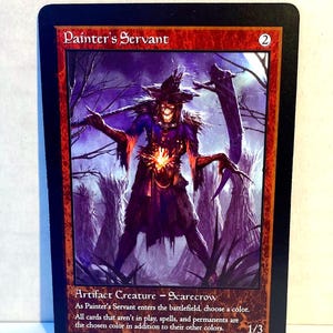 Puede incluir: Una carta coleccionable con una ilustración de espantapájaros. La tarjeta tiene un borde negro con detalles en rojo y el texto "Painter's Servant". El espantapájaros está representado en colores oscuros con un centro brillante. La tarjeta también incluye texto del juego.