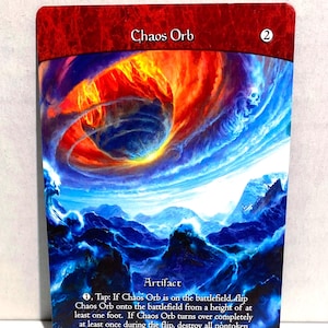 Op de afbeelding: Een ruilkaart getiteld "Chaos Orb" met een dynamische illustratie van wervelende oranje en blauwe energie. De kaart heeft het nummer "2" rechtsboven en tekst die de functie als artefact beschrijft.