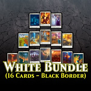 Może przedstawiać: Zbiór 16 białych kart Magic: The Gathering z czarnymi obramowaniami. Karty przedstawiają różne ilustracje fantastycznych stworzeń i scen.