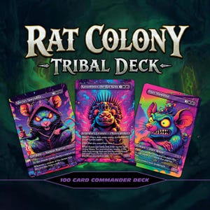 Może przedstawiać: Żywa talia Rat Colony Tribal Deck z trzema ilustrowanymi kartami z postaciami szczurów. Karty mają fioletowo-zieloną kolorystykę z napisami "Species Specialist", "Karumonix, the Rat King" i "Ogre Slumlord". Talia zawiera 100 kart.