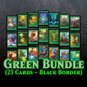 Könnte beinhalten: Ein Set mit 23 grünen Sammelkarten mit schwarzen Rändern. Die Karten zeigen verschiedene Illustrationen von Fantasy-Kreaturen und Landschaften.