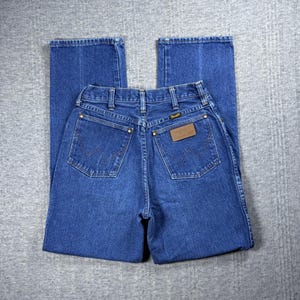 K&ouml;nnte beinhalten: Blaue Jeans aus Denim mit klassischem F&uuml;nf-Taschen-Design. Die Jeans haben einen braunen Lederaufn&auml;her mit dem Markennamen und Messingnieten. Die Ges&auml;&szlig;taschen haben ein charakteristisches Nahtmuster.