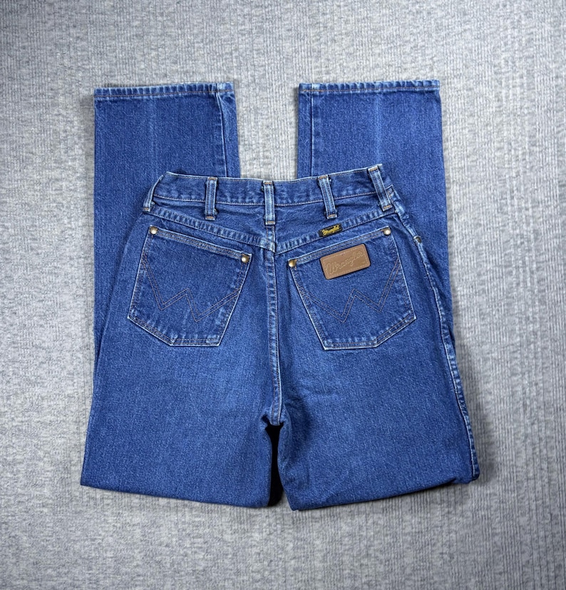K&ouml;nnte beinhalten: Blaue Jeans aus Denim mit klassischem F&uuml;nf-Taschen-Design. Die Jeans haben einen braunen Lederaufn&auml;her mit dem Markennamen und Messingnieten. Die Ges&auml;&szlig;taschen haben ein charakteristisches Nahtmuster.