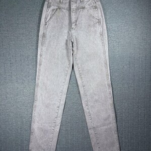 Peut inclure: Jean clair d&eacute;lav&eacute; &agrave; l'acide, taille haute, avec une conception classique &agrave; cinq poches. Le jean a une fermeture &agrave; bouton et fermeture &eacute;clair, des passants de ceinture et une jambe droite. Le tissu a un aspect textur&eacute;.