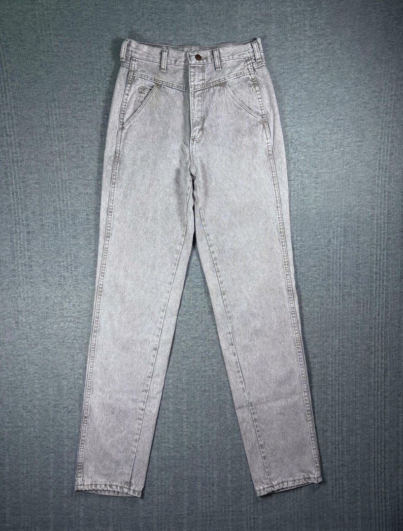 Peut inclure: Jean clair d&eacute;lav&eacute; &agrave; l'acide, taille haute, avec une conception classique &agrave; cinq poches. Le jean a une fermeture &agrave; bouton et fermeture &eacute;clair, des passants de ceinture et une jambe droite. Le tissu a un aspect textur&eacute;.