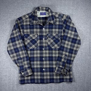 Puede incluir: Una camisa abotonada a cuadros azules, negros y blancos. La camisa de manga larga tiene dos bolsillos en el pecho y un cuello. La camisa tiene una etiqueta Pendleton en el interior del cuello.