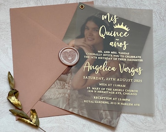 Puede incluir: Una invitación de quinceañera translúcida rosa y dorada con una foto de la cumpleañera. La invitación incluye el texto "Mis Quince años" y detalles sobre la celebración, incluyendo la fecha, hora y lugar de la misa y la recepción.
