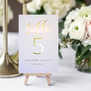 Numéros de table de mariage.  Feuille d'or. Numéros de table au format A6 . Numéros de table personnalisés par calligraphie. Décoration de table