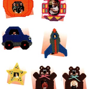 Puede incluir: Colección de marcos de fotos hechos a mano con lona de plástico de colores. Los marcos tienen formas variadas: calabaza, coche, cohete, estrella y osos de peluche, cada uno con una pequeña foto.