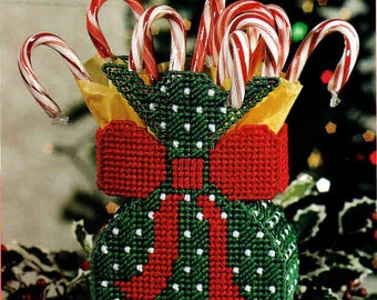Holiday Plastic Canvas Gift Bag PDF