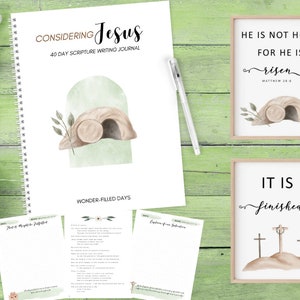 Op de afbeelding: Een 40-daags schriftstudienotitieblok met een groene en bruine illustratie van een graf met de tekst "CONSIDERING Jesus" en "WONDER-FILLED DAYS". Er zijn drie afdrukbare borden met de tekst "HE IS NOT HERE, FOR HE IS risen", "IT IS finished" en een aquarel-illustratie van een graf met een kruis.