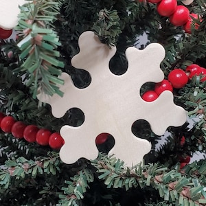 Wood Cutout Snowflake Shapes Pieces 3&quot; (25 Pieces) Craft Supplies