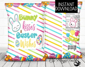 Può includere: Design di sacchetto per dolcetti di Pasqua stampabile con un coniglietto bianco e il testo "Bunny Kisses & Easter Wishes". Il sacchetto ha uno sfondo a righe rosa, blu, giallo e verde con uova di Pasqua colorate.