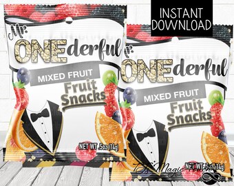Può includere: Due design stampabili per un sacchetto di snack di frutta. Il sacchetto è bianco con uno smoking nero e testo glitter dorato che dice "Mr. ONEderful" e "Frutta mista Frutta Snacks". Il sacchetto è decorato con illustrazioni di frutta colorate.