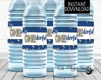 Può includere: Quattro bottiglie d'acqua in plastica trasparente con etichette blu e dorate che recitano "Mr. One-derful".
